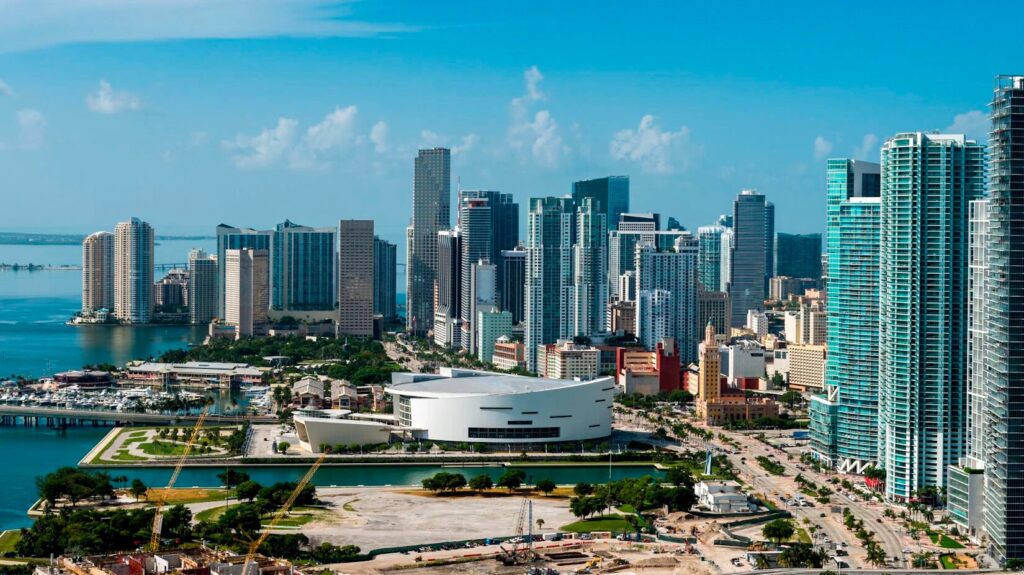 Vista aérea del Downtown de Miami con proyectos inmobiliarios en desarrollo 2025