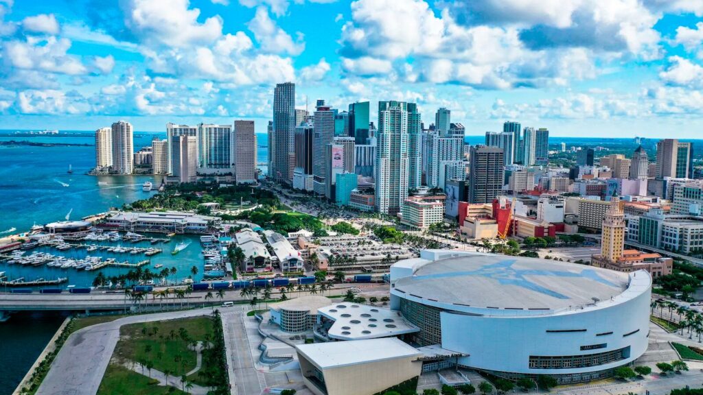 Vista aérea del Downtown de Miami, ciudad con mayor concentración de millonarios en Estados Unidos 2026