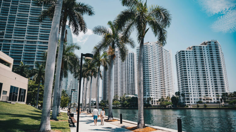 Latinoamericanos invirtiendo en Miami para proteger y diversificar su patrimonio en dólares en 2026