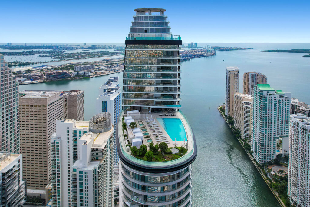 Proyecto inmobiliario de lujo frente al mar en Miami, Florida.