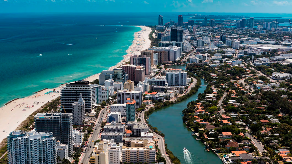 Vista aérea de Miami Beach, sede latina del Mundial 2026 y uno de los mercados inmobiliarios más atractivos para inversionistas latinoamericanos