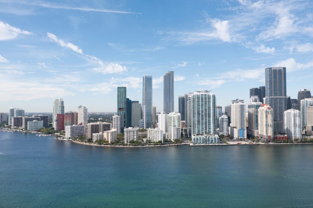 Vista aérea de Miami con condominios de lujo frente a la bahía donde el Mundial 2026 impulsa la inversión inmobiliaria