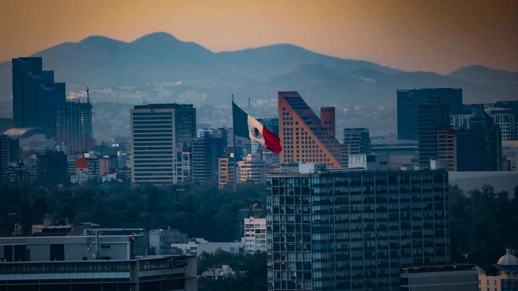Inversionistas de Ciudad de México y Monterrey buscan diversificar y proteger su patrimonio en dólares fuera de su país