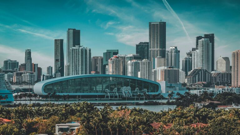 Skyline de Brickell Miami donde el capital global sigue eligiendo invertir y proteger patrimonio en dólares