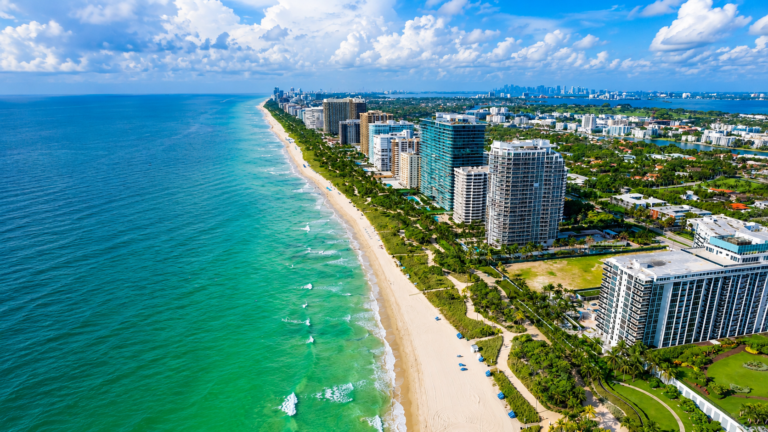 Estilo de vida en Miami: playa de Miami Beach con el distrito Art Deco al fondo, en la ciudad más relajante de Estados Unidos