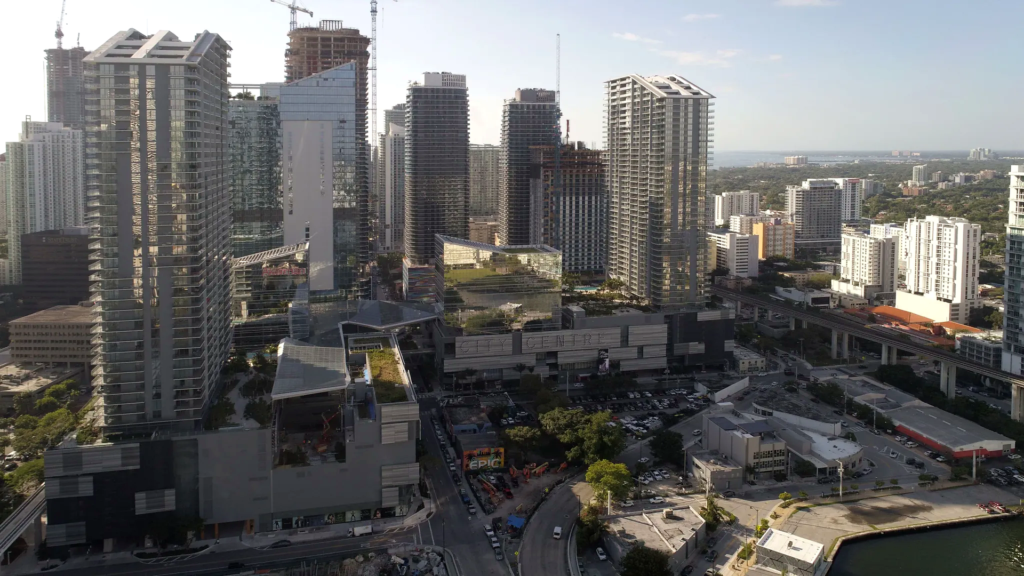 Torre de Banco Santander en construcción en Brickell junto a la futura sede de Citadel